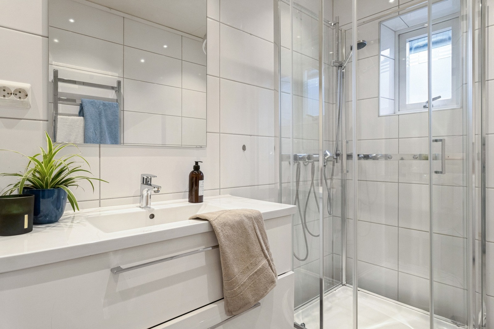 Moderne bad fra 2017 med dusjkabinett fra 2021 og god baderomsinnreding. Galleribilde