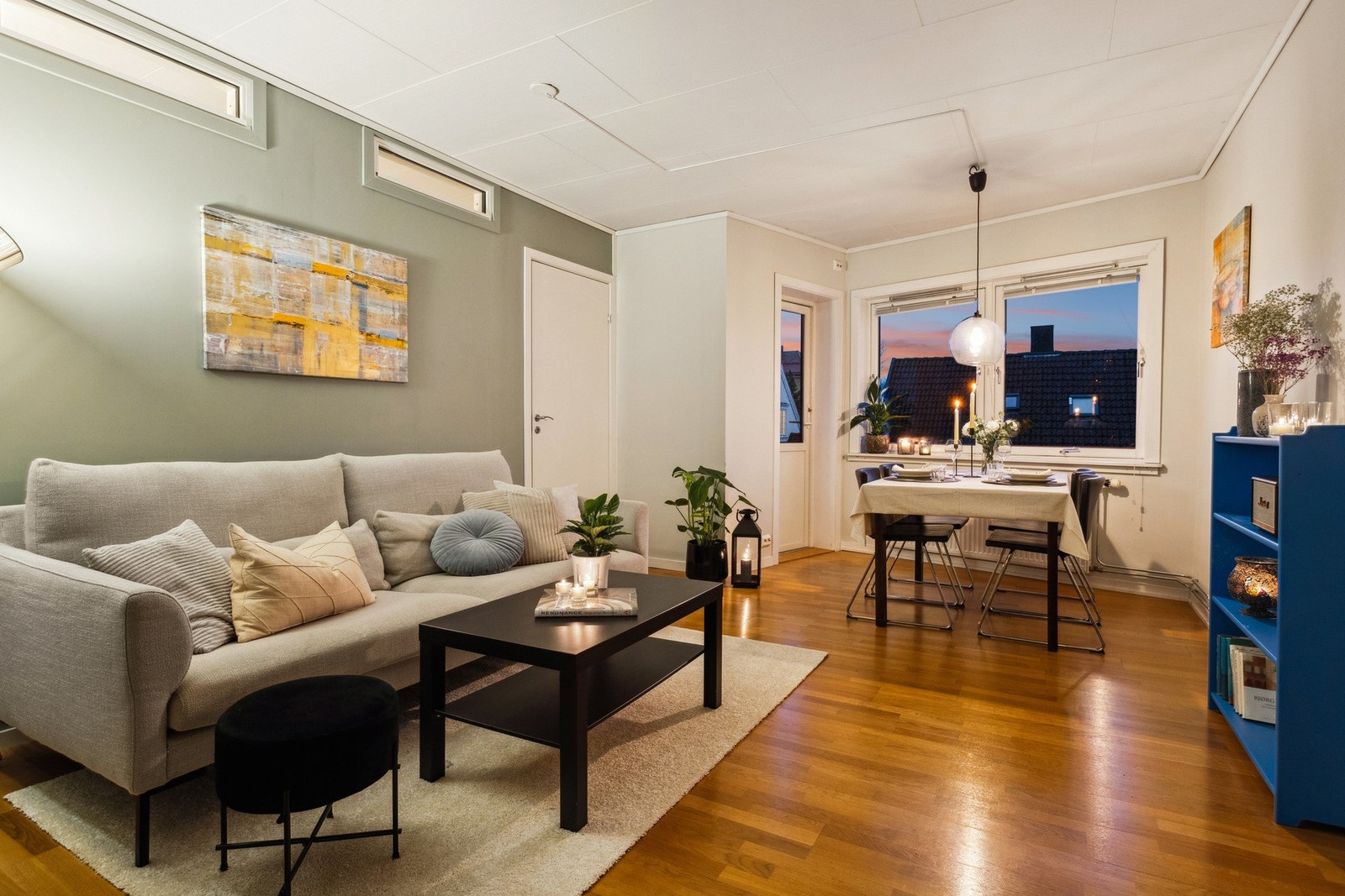 Kveldsbilde på stuen. Galleribilde