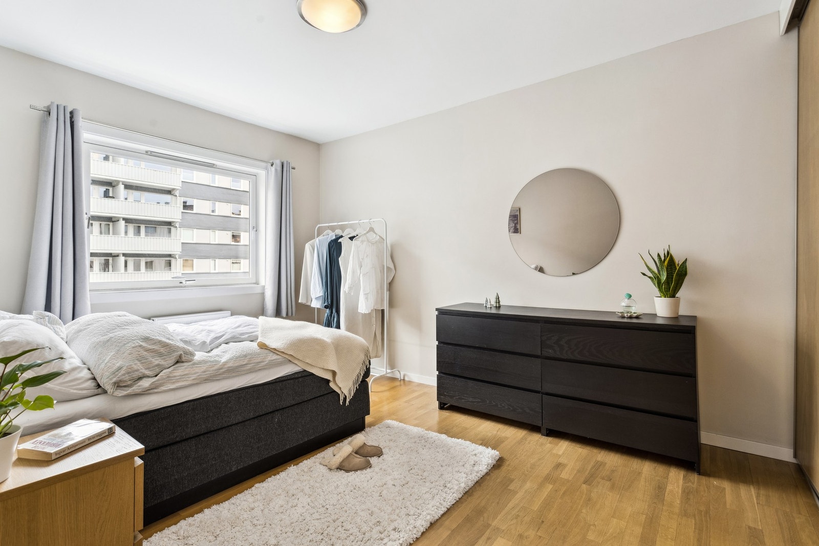 Hovedsoverom på 13,7m2. God plass til seng, garderobeskap og kontorløsning. Galleribilde