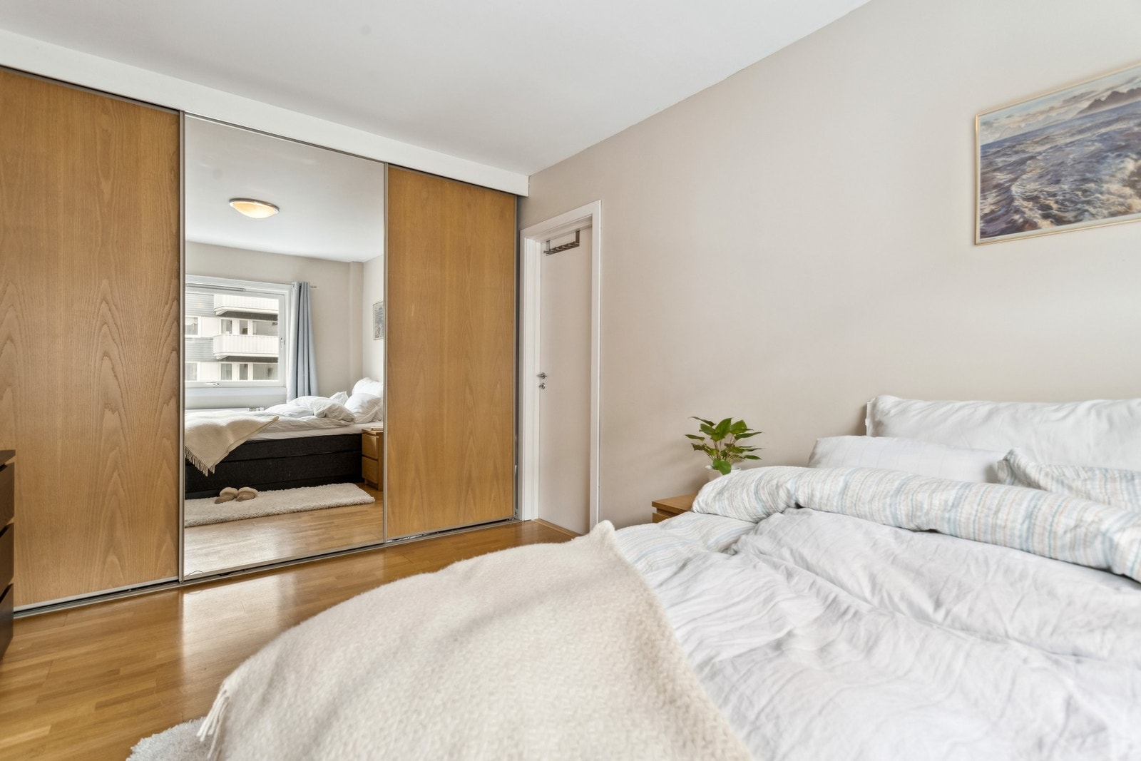 Stor skyvedørsgarderobe på hovedsoverom. Galleribilde