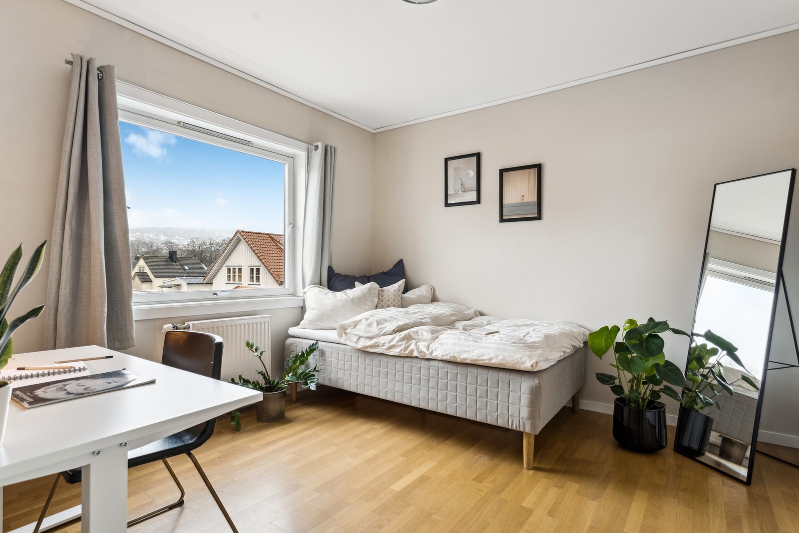 Soverom 2 er også romslig med god plass til seng, kontorløsning og innebygd garderobe. Galleribilde