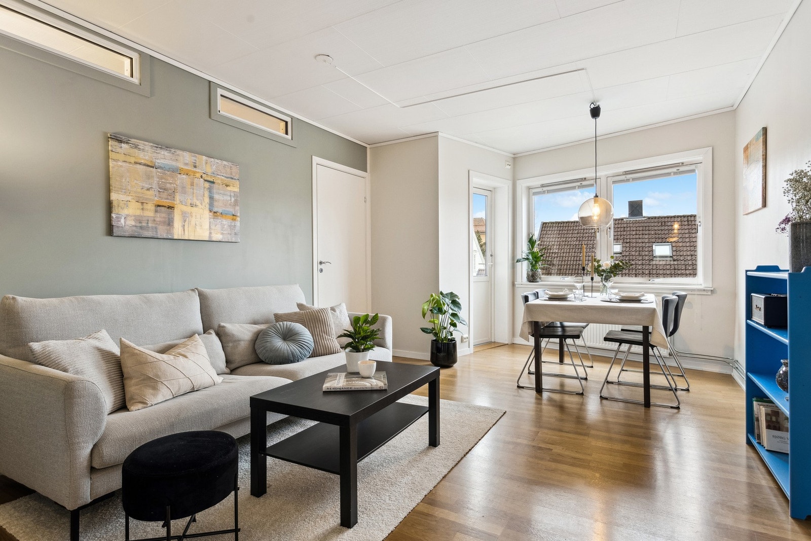 Utgang til balkong fra stuen. Galleribilde