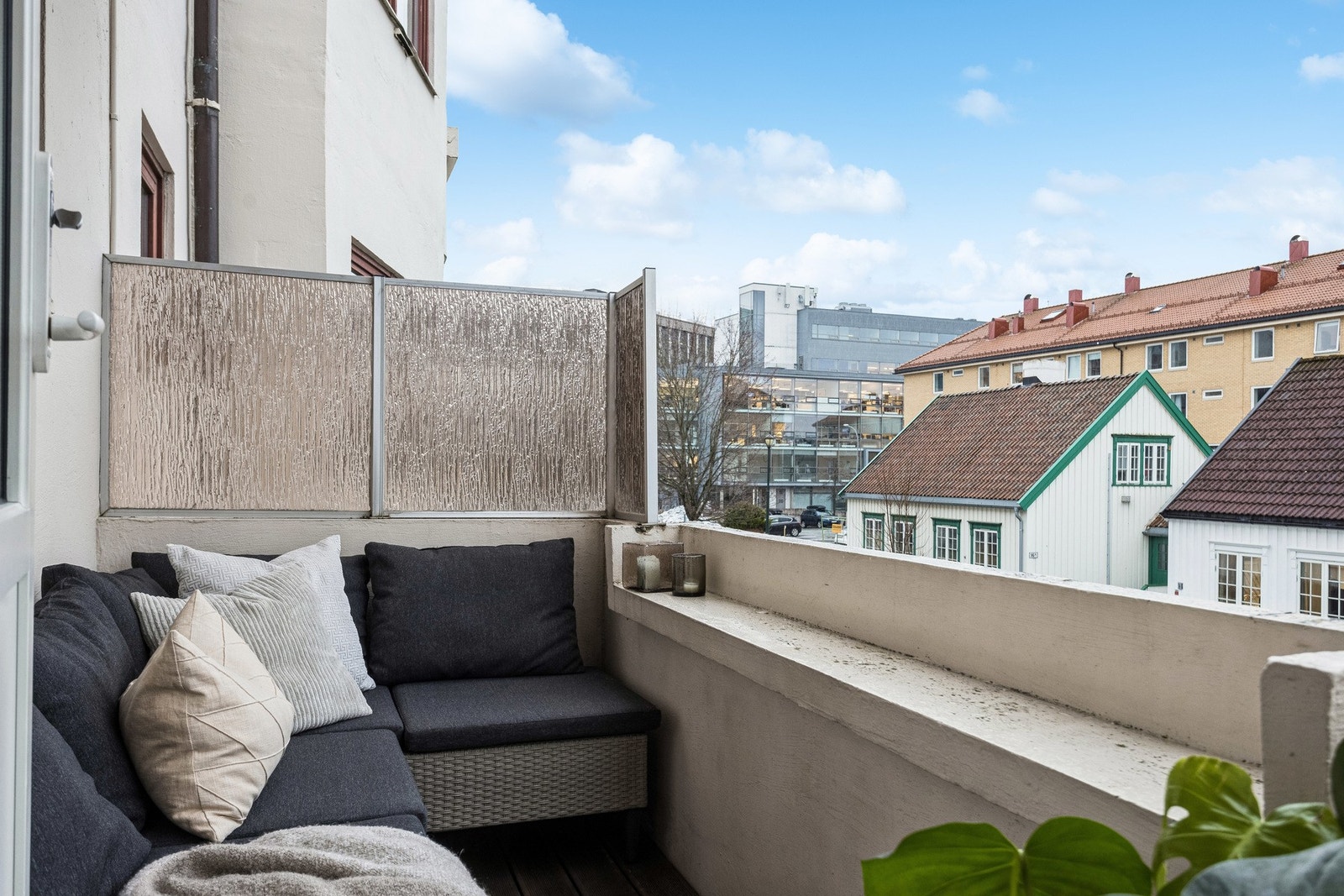 Balkongen har plass til sittegruppe og nyter godt av gode solforhold. Galleribilde