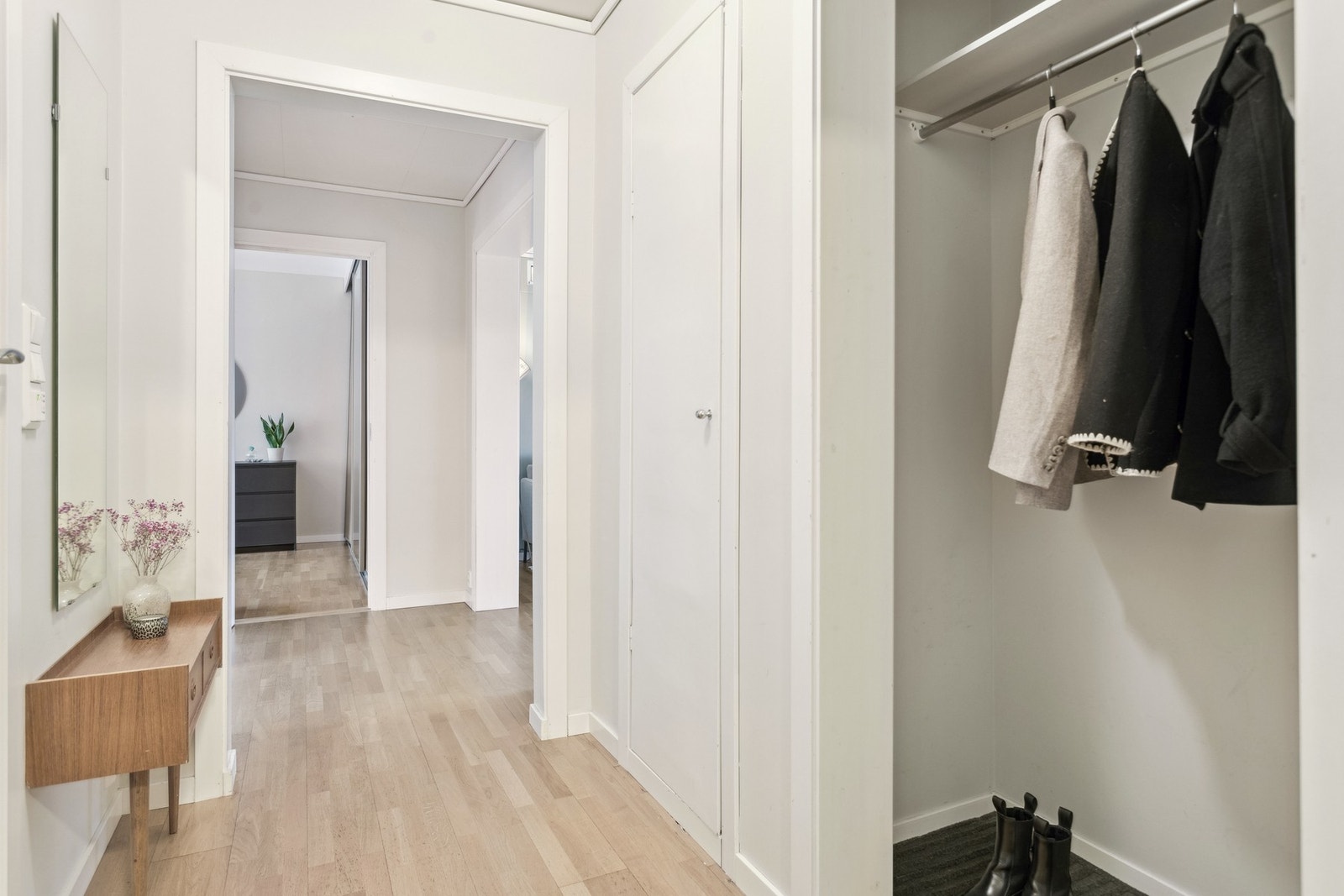 Lys entre med plass til å henge fra seg. Galleribilde