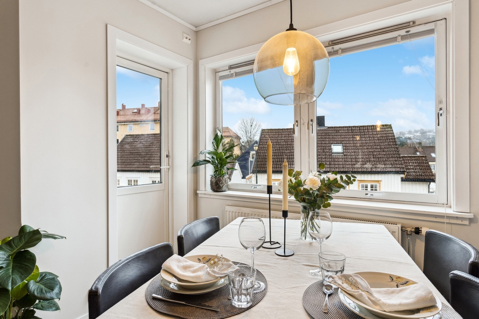 Plass på stue til stort spisebord. Galleribilde