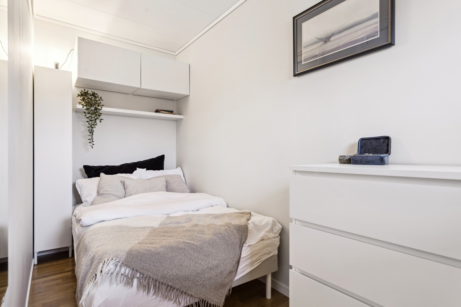 Soverom 3 på 6m2. Det bemerkes at soverom 3 ikke tilfredsstiller gjeldende krav til dagslys og romvolum ihht. forskrift. Galleribilde