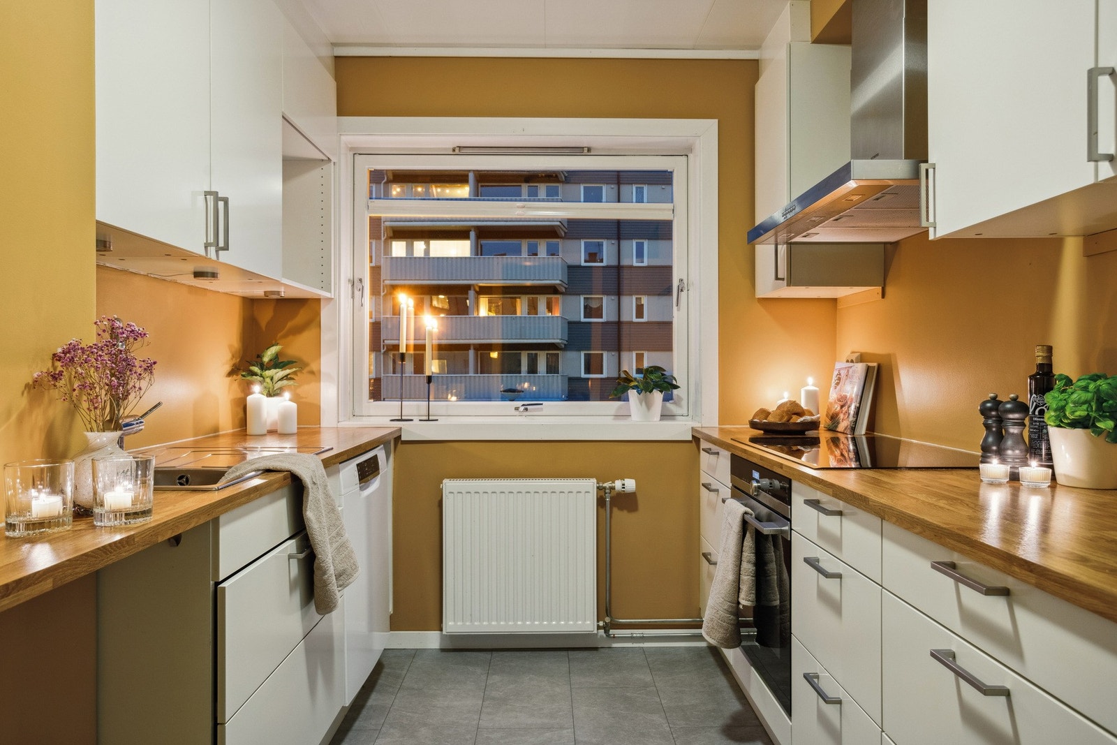 Kveldsbilde på kjøkken. Galleribilde