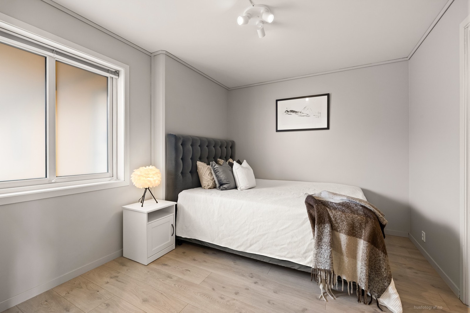 Soverom 2 med 1-stavs laminatgulv og slette vegger Galleribilde