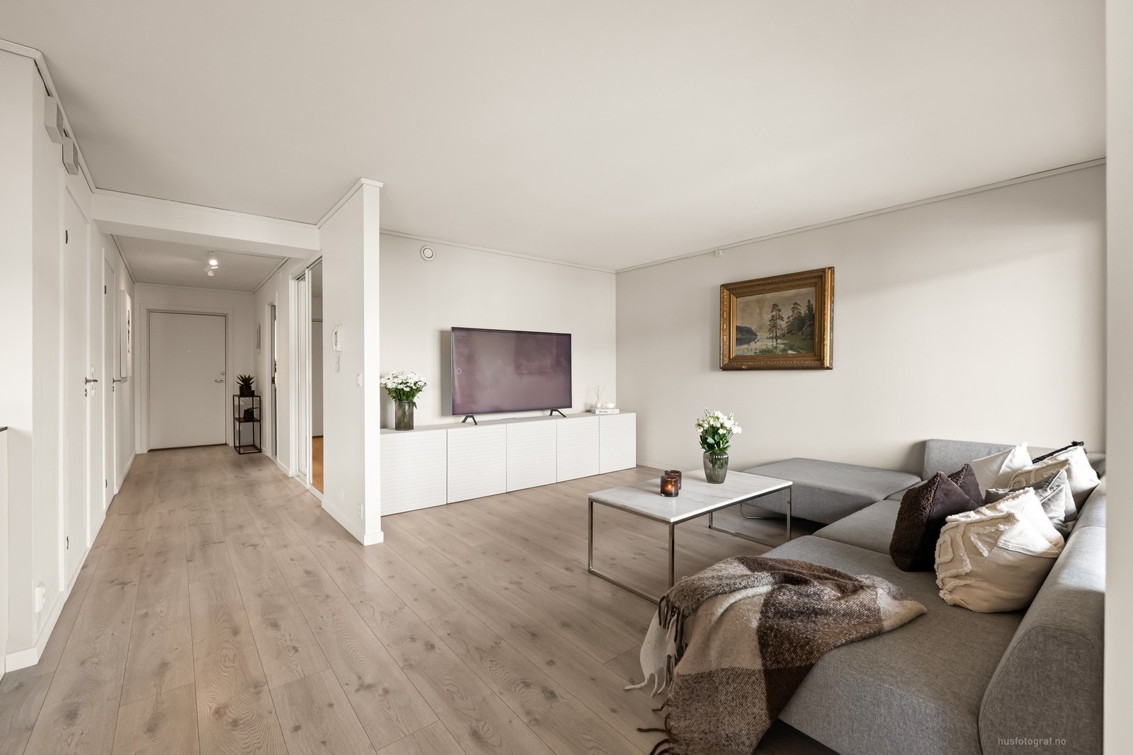 Leiligheten har en moderne standard med slette vegger, malt i tidsriktige farger Galleribilde