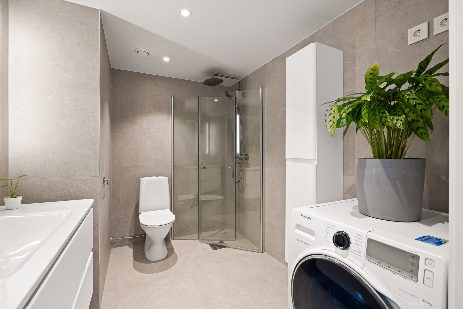 Flislagt bad oppgradert i 2025 med downlights i himling og gulvvarme Galleribilde