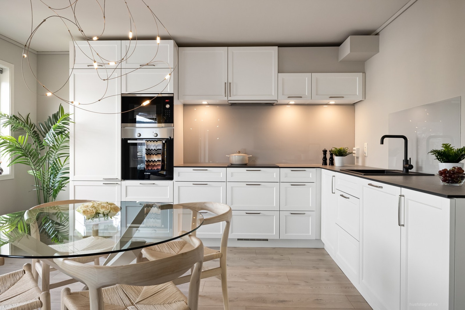 Kjøkkenet har stilrene detaljer som sort vask og komfyr - og micro plassert i annvenlig høyde Galleribilde