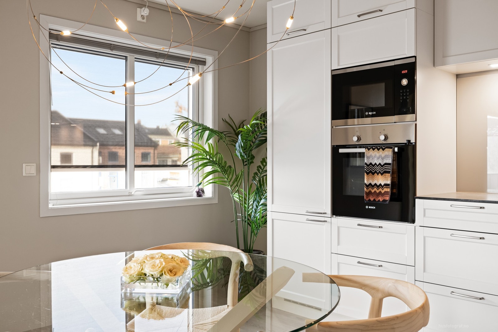 Det er montert utvendig screens på kjøkkenvindu Galleribilde