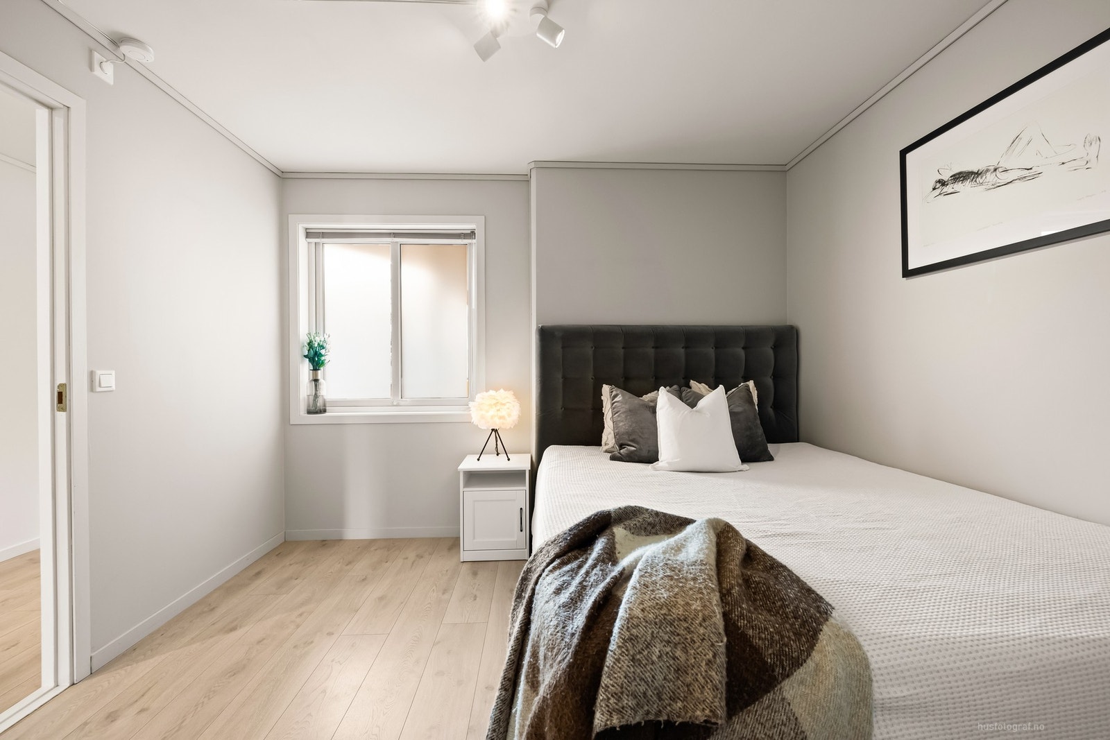 Her er det god plass til både dobbeltseng, skrivepult og det en måtte ønske Galleribilde