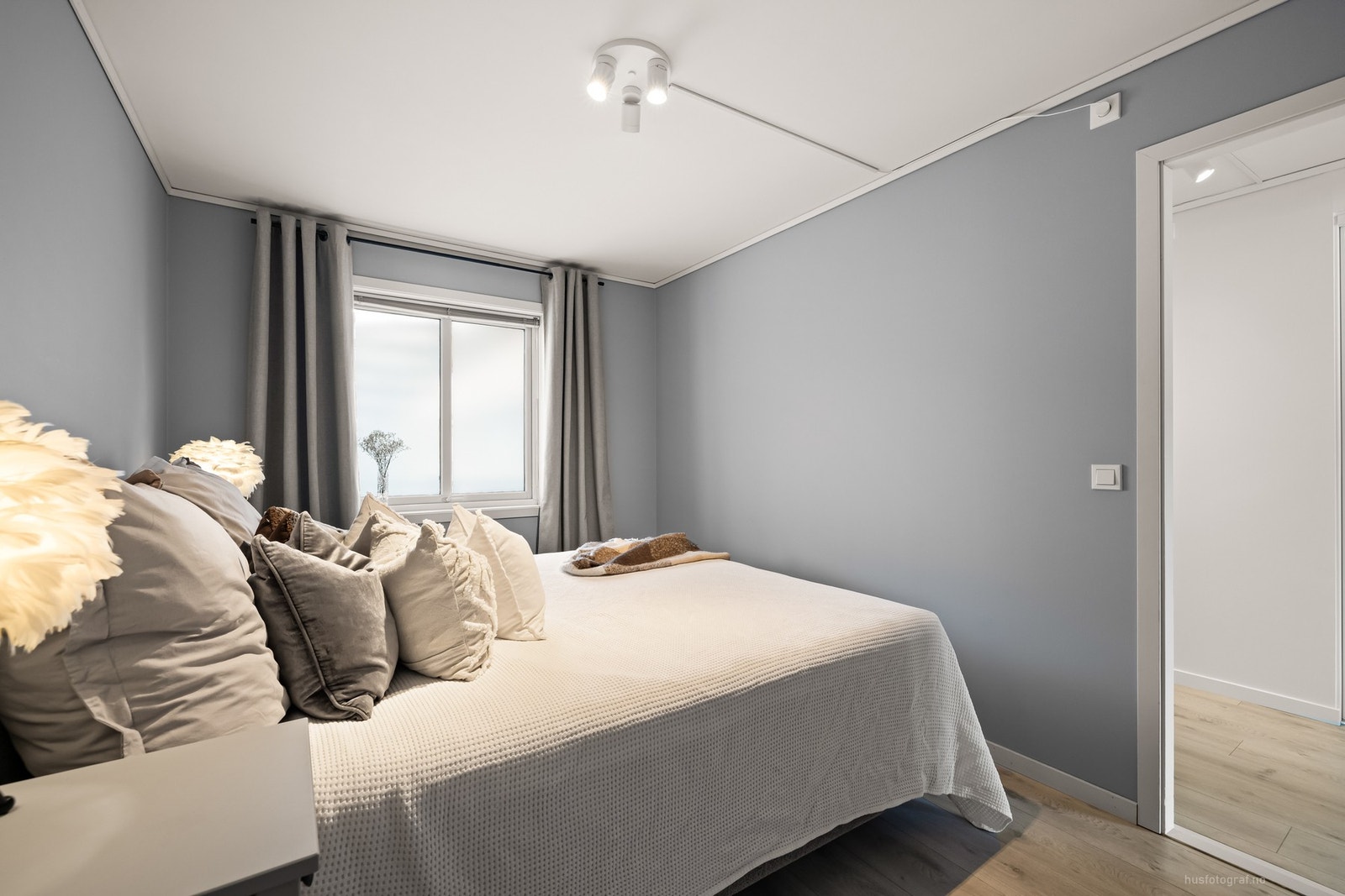 Soverommet har en fin beliggenhet inn mot blokkens bakkgård Galleribilde