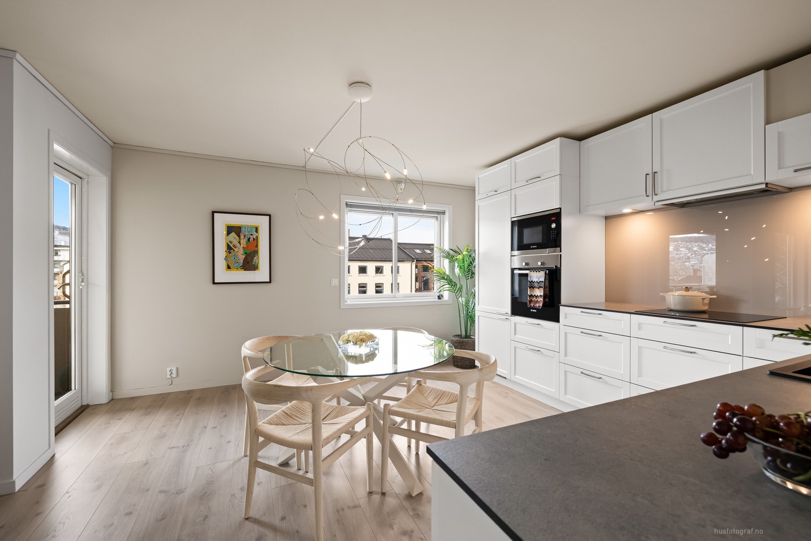 Det er god plass til spisebord på kjøkkenet Galleribilde