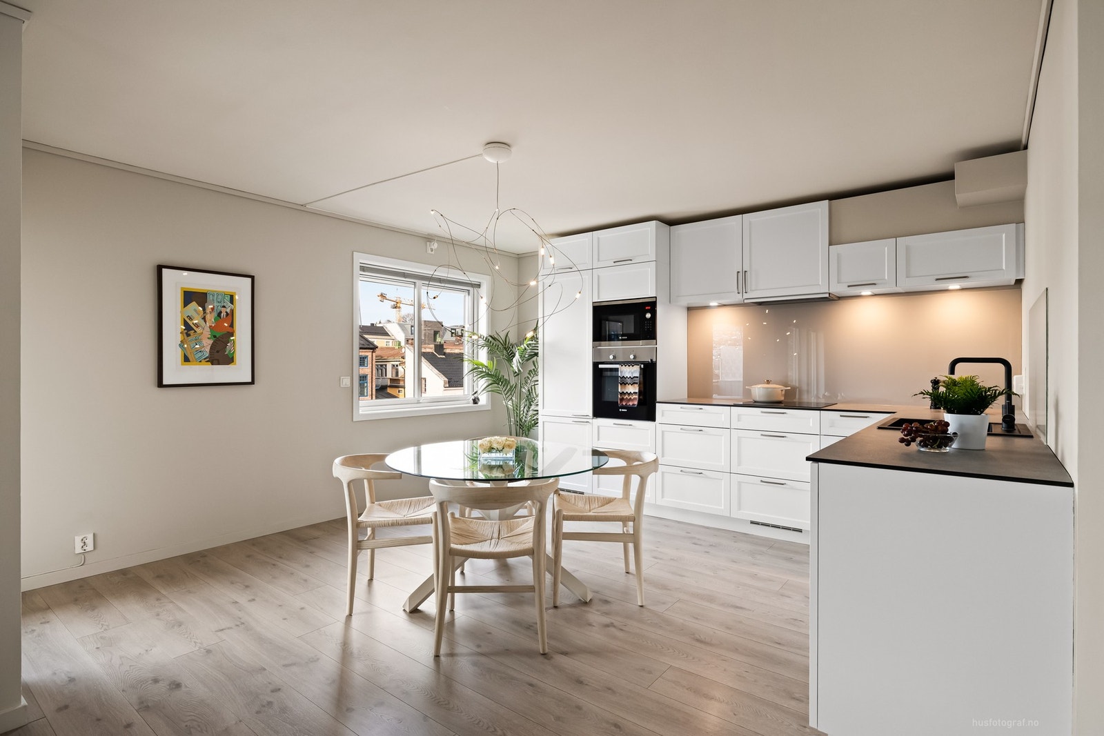 Stilrent kjøkken fra 2018 med integrerte hvitevarer med godt med oppbevaringsplass Galleribilde