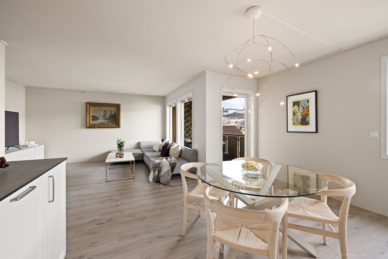 Fra kjøkkenet er det direkte utgang til en vestvendt balkong Galleribilde