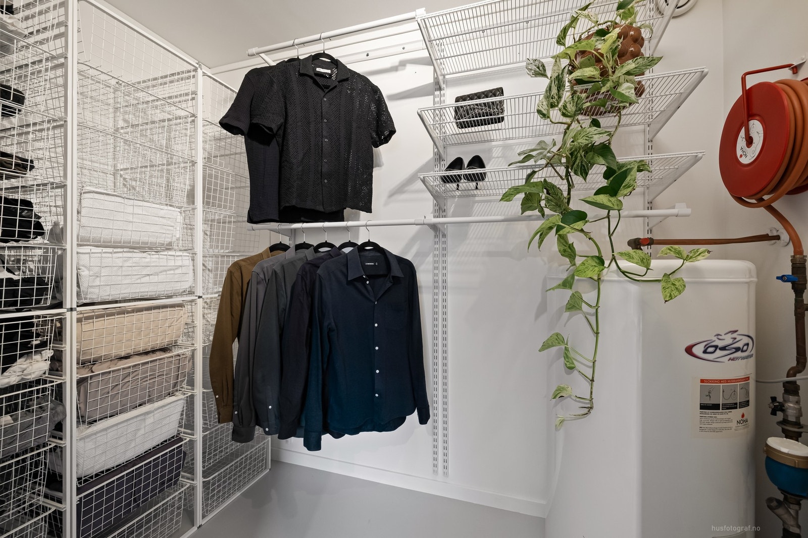 Walk-in med god lagringsplass. Det er montert sluk på rommet Galleribilde