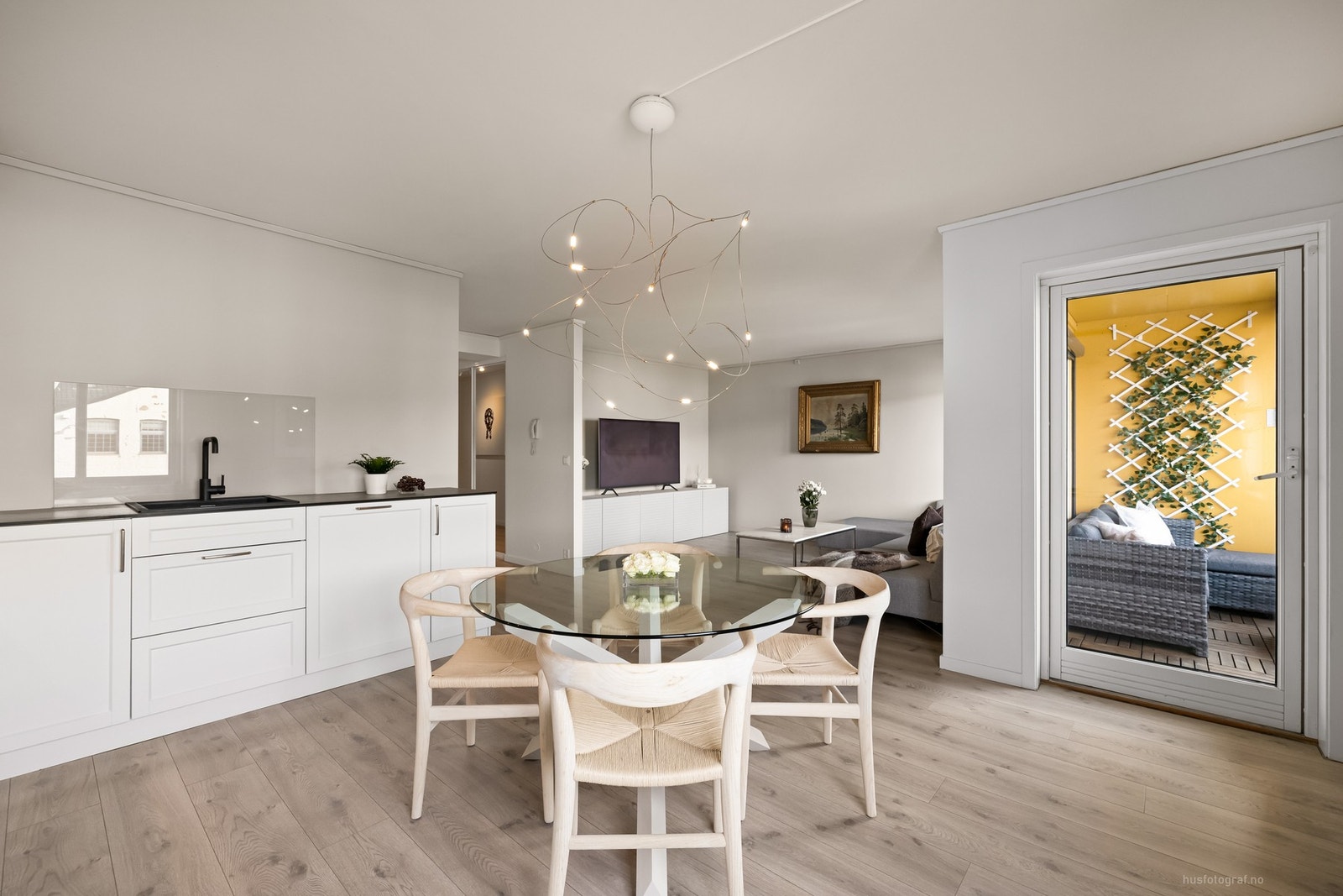 Gode vindusflater utgjør en meget trivelig og lys romfølelse Galleribilde