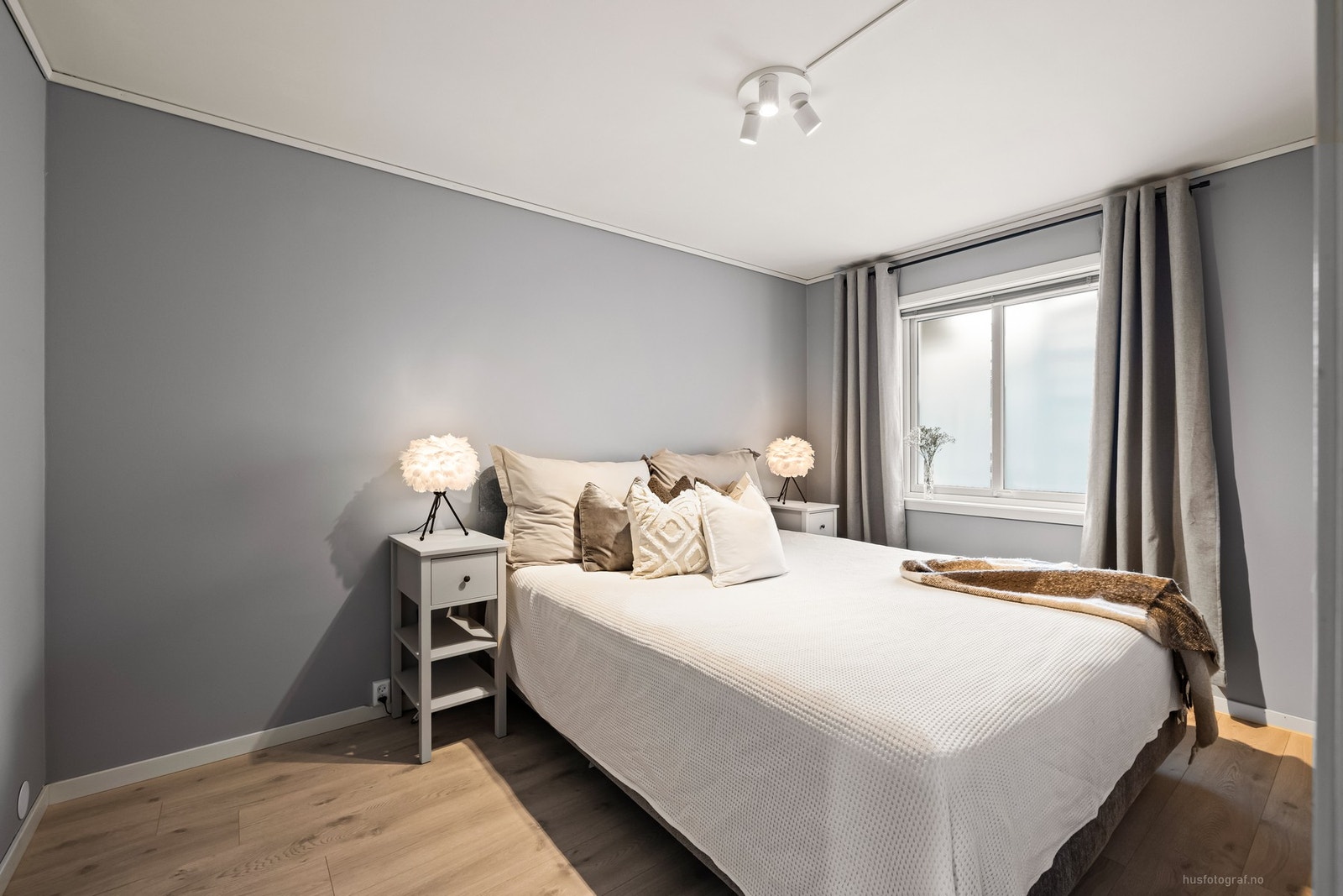 Hovedsoverom med 1-stavs laminatgulv og slette vegger. På rommet er det god plass til garderobeskap Galleribilde