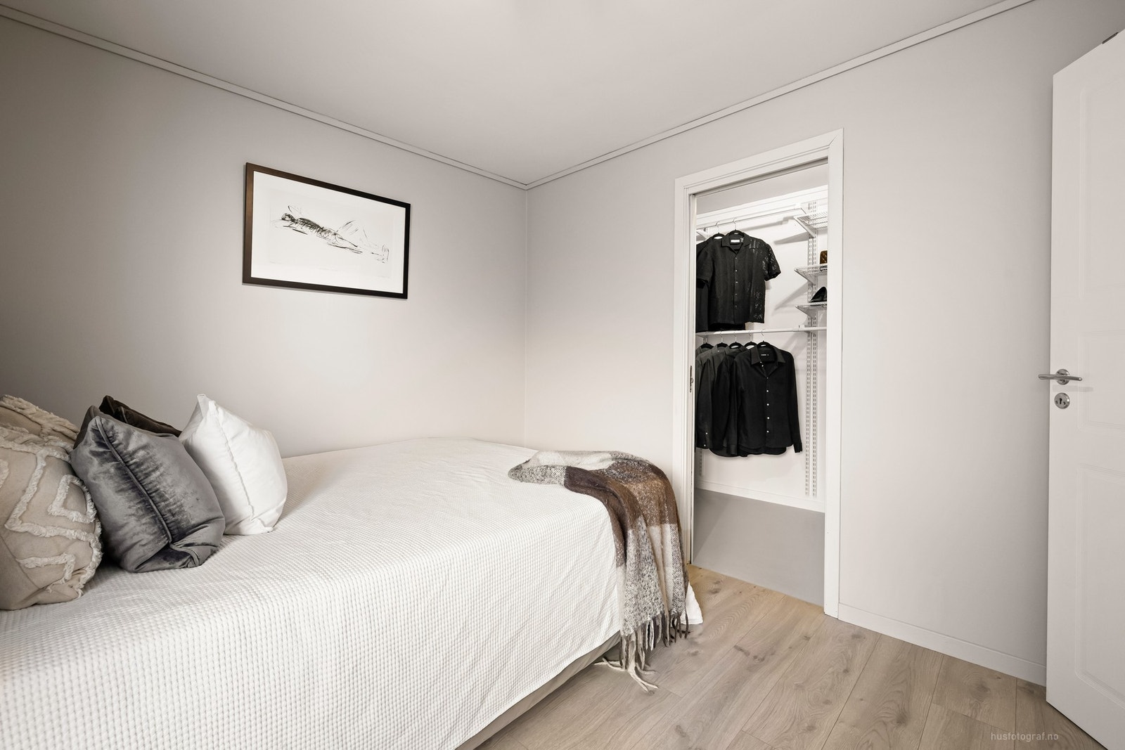 Rommet er tilknyttet en egen bod som er innredet til walk-in Galleribilde