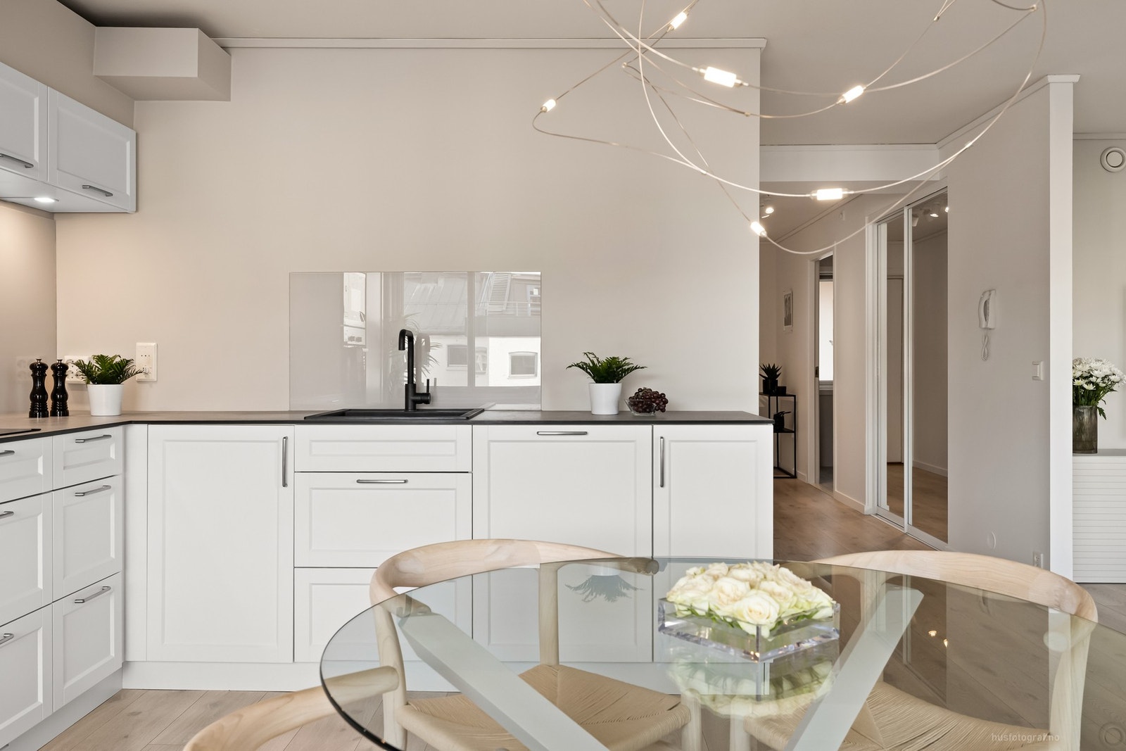 Moderne glassplate over kjøkkenbenk Galleribilde