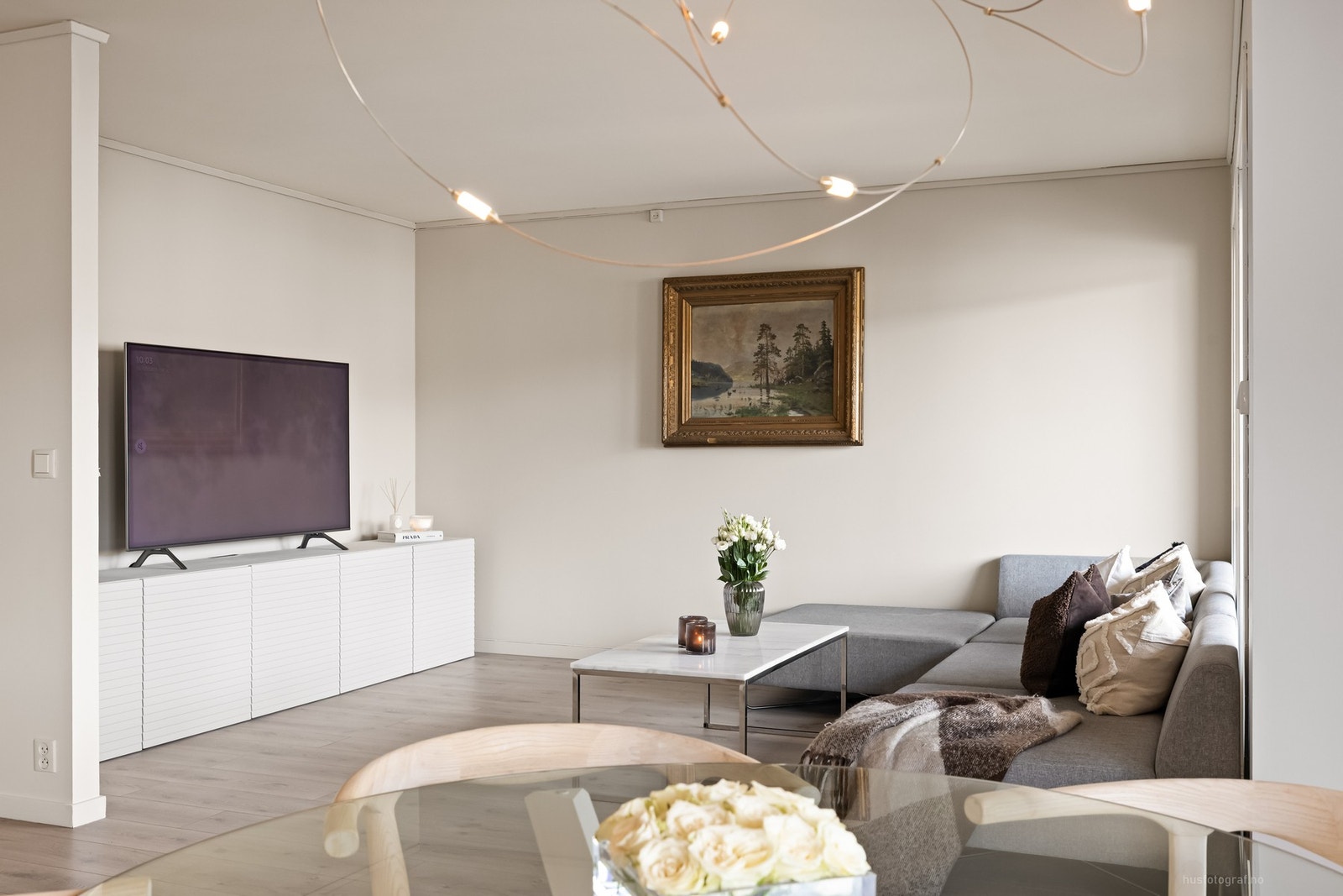 Stuen har god plass til sofa, tv-benk og det en måtte ønske Galleribilde