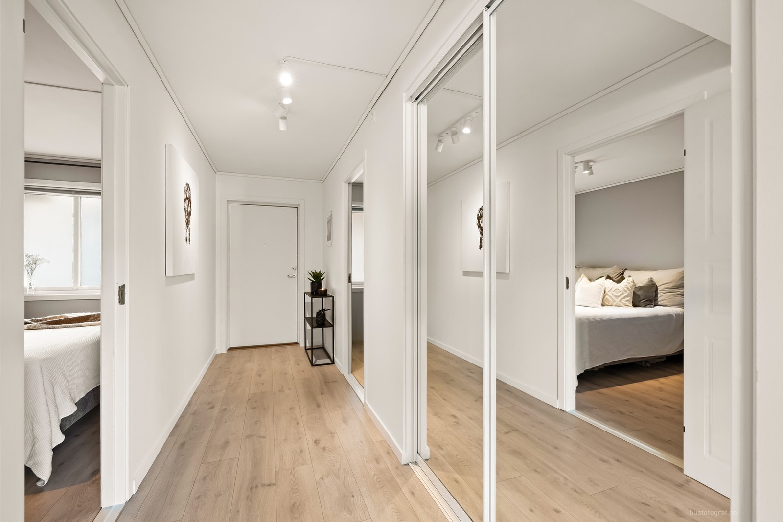 Entré med skyvedørsgarderobe Galleribilde