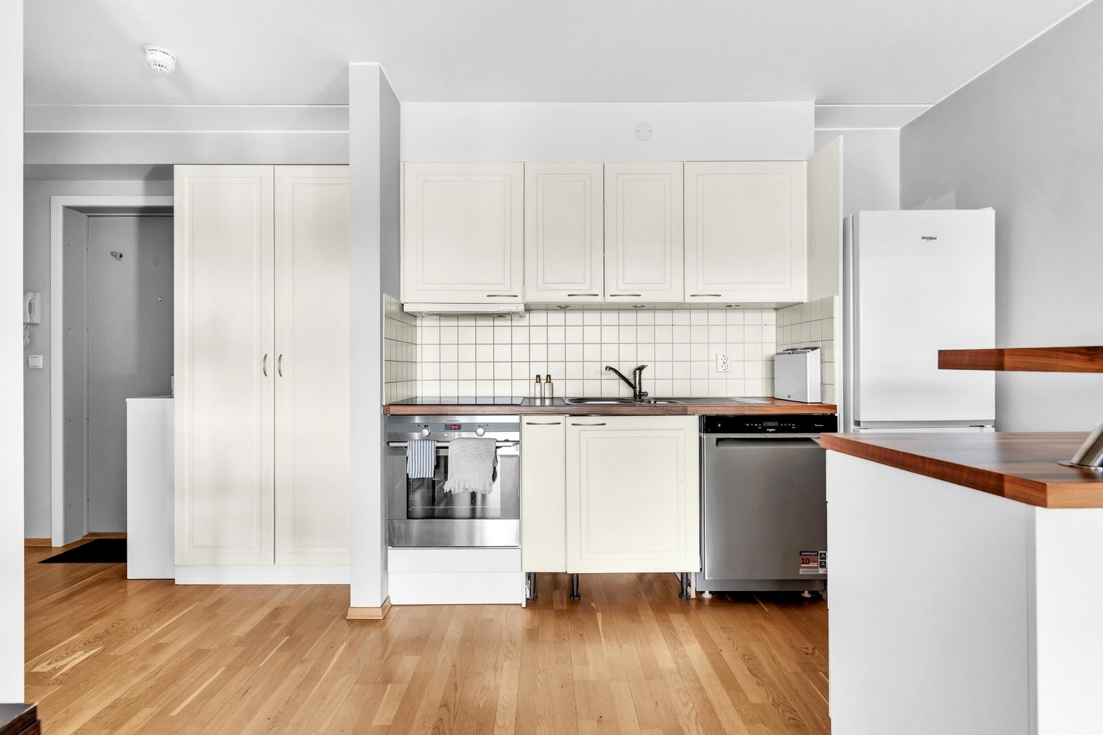 Kjøkkenet har integrert stekeovn og platetopp, samt nisjer med plass til både oppvaskmaskin og kjøleskap. Galleribilde