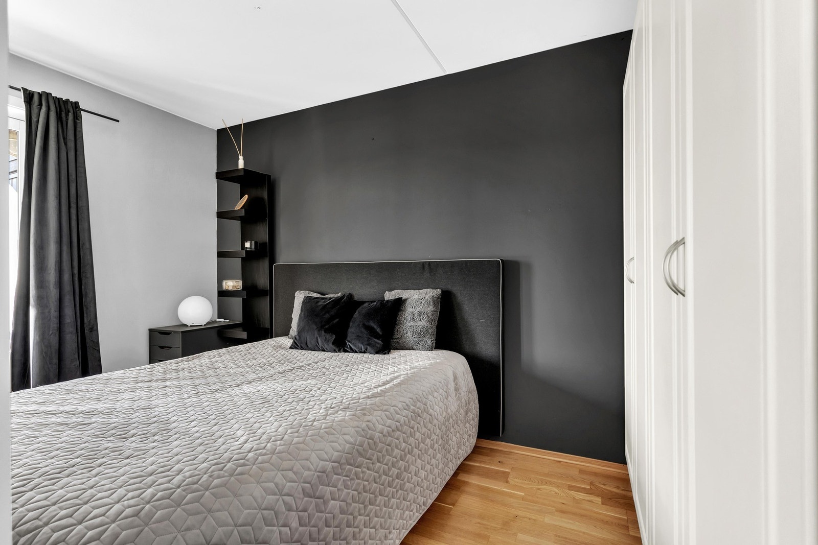 Leiligheten har et soverom som ligger i tilknytning til stuen. Galleribilde