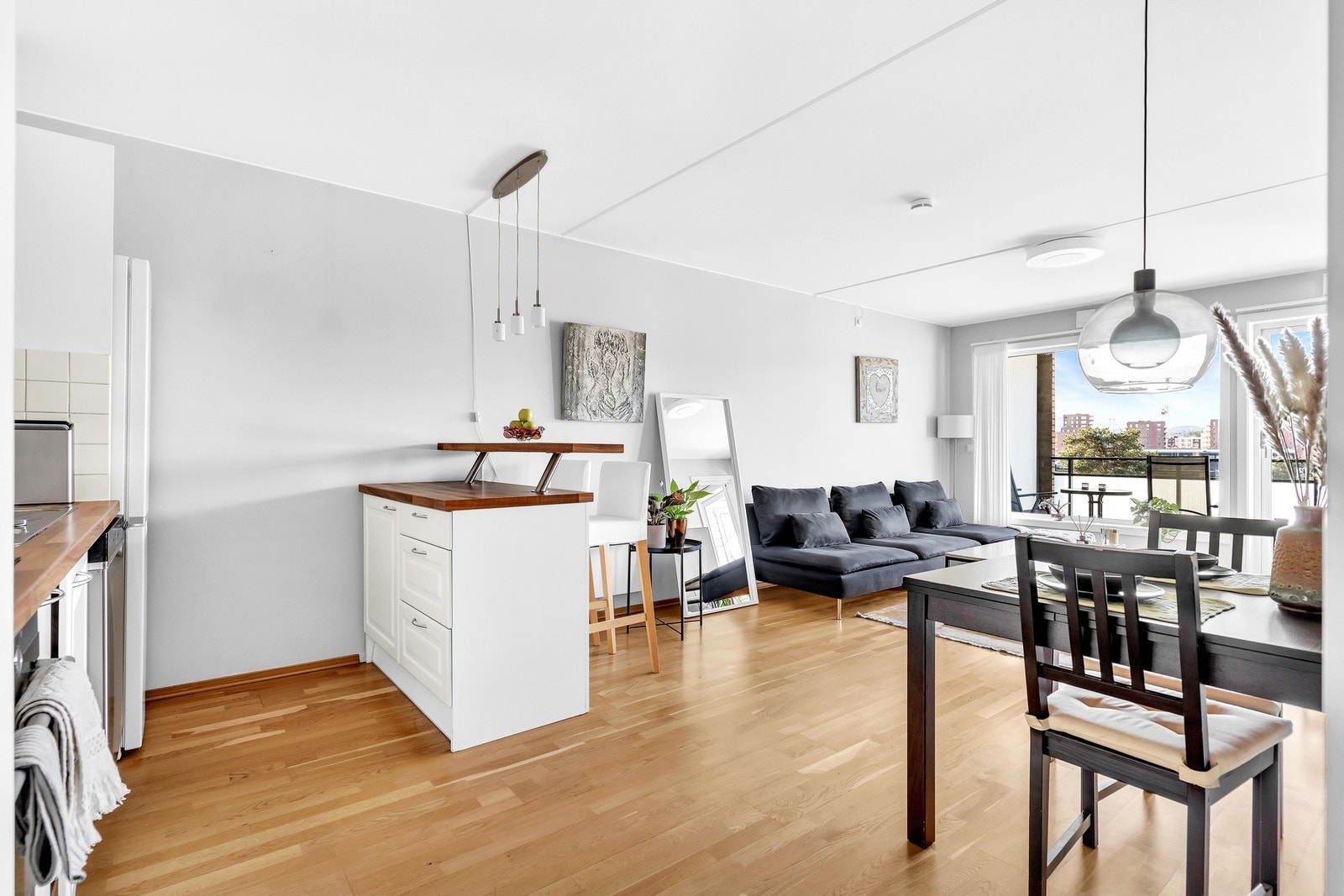 Kjøkkenet har en praktisk barløsning som gir kjøkkenet ekstra skap- og benkeplass! Galleribilde