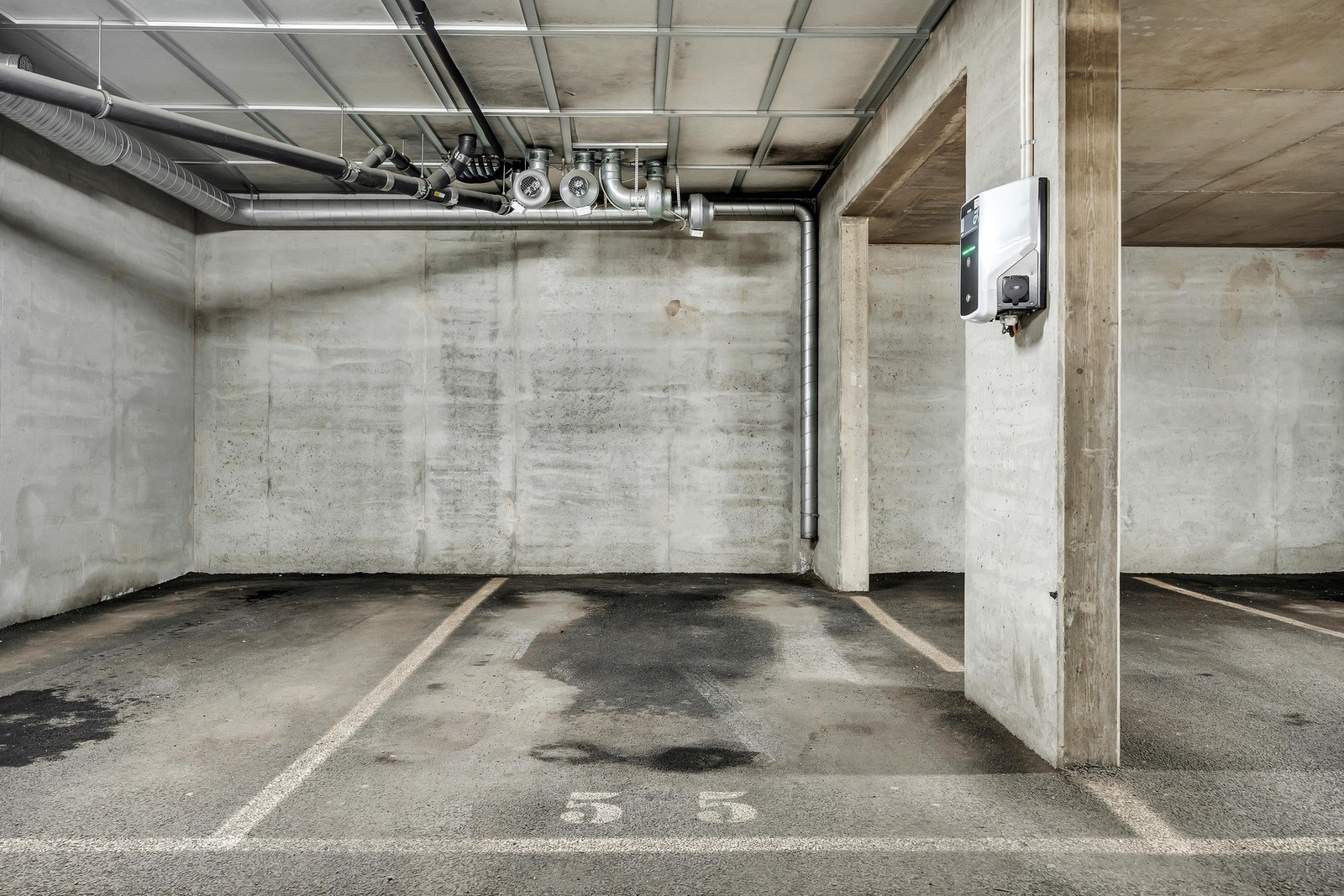 Leiligheten disponerer en garasjeplass med ladestasjon for elbil i felles garasjeanlegg. Galleribilde