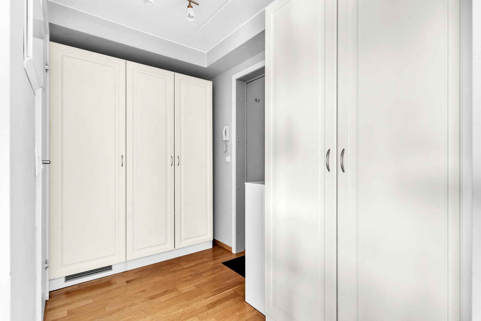 I entréen er det montert flere garderobeskap med god mulighet for oppbevaring. Galleribilde