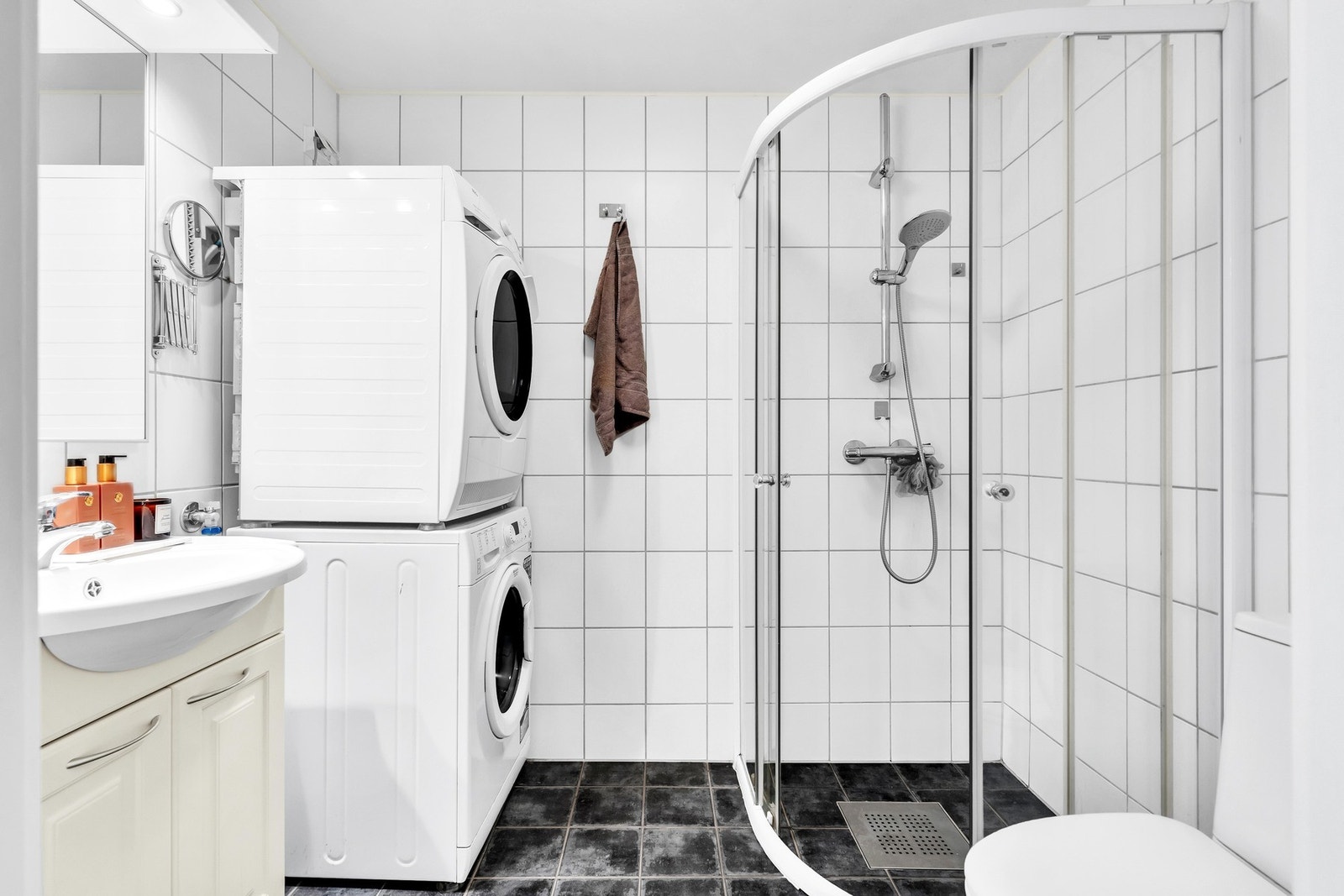 Baderom fra byggeåret 2007 med servant, toalett, dusj og opplegg for både vaskemaskin og tørketrommel. Galleribilde