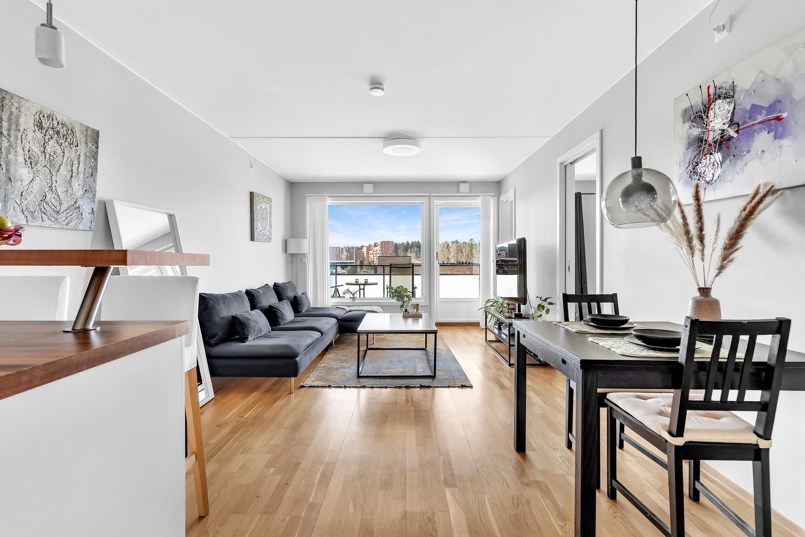 Store vindusflater som slipper inn rikelig med naturlig lys. Galleribilde