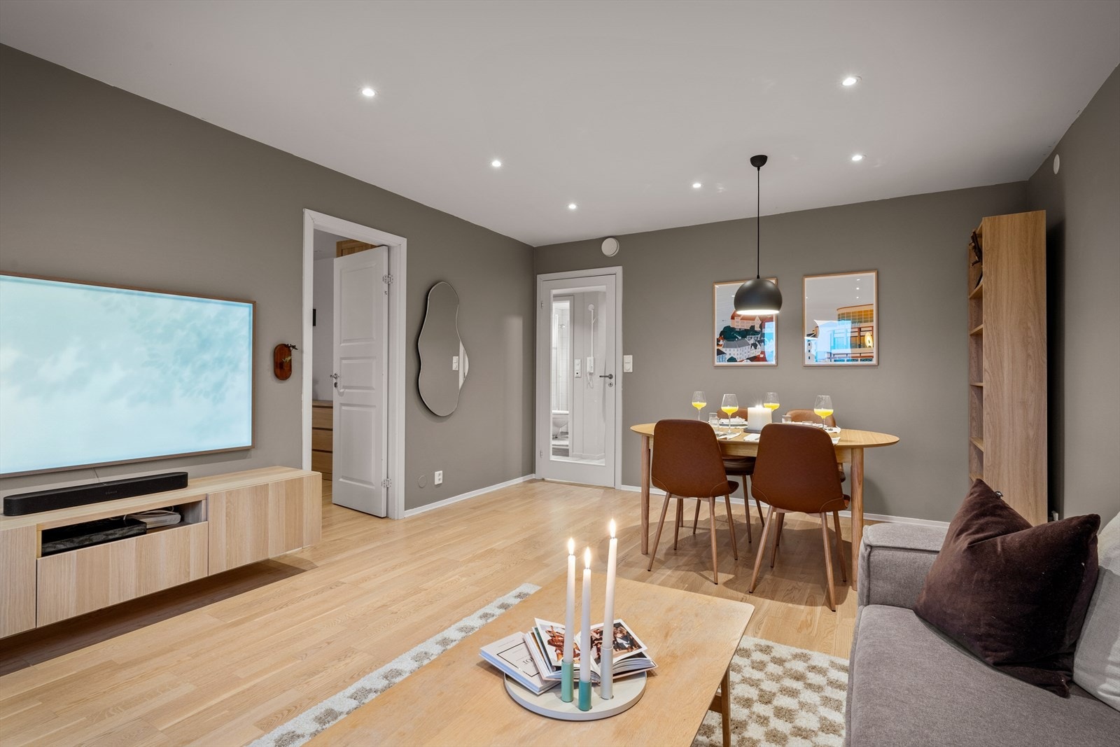 - Stuen har et lyst og fint parkettgulv - Galleribilde