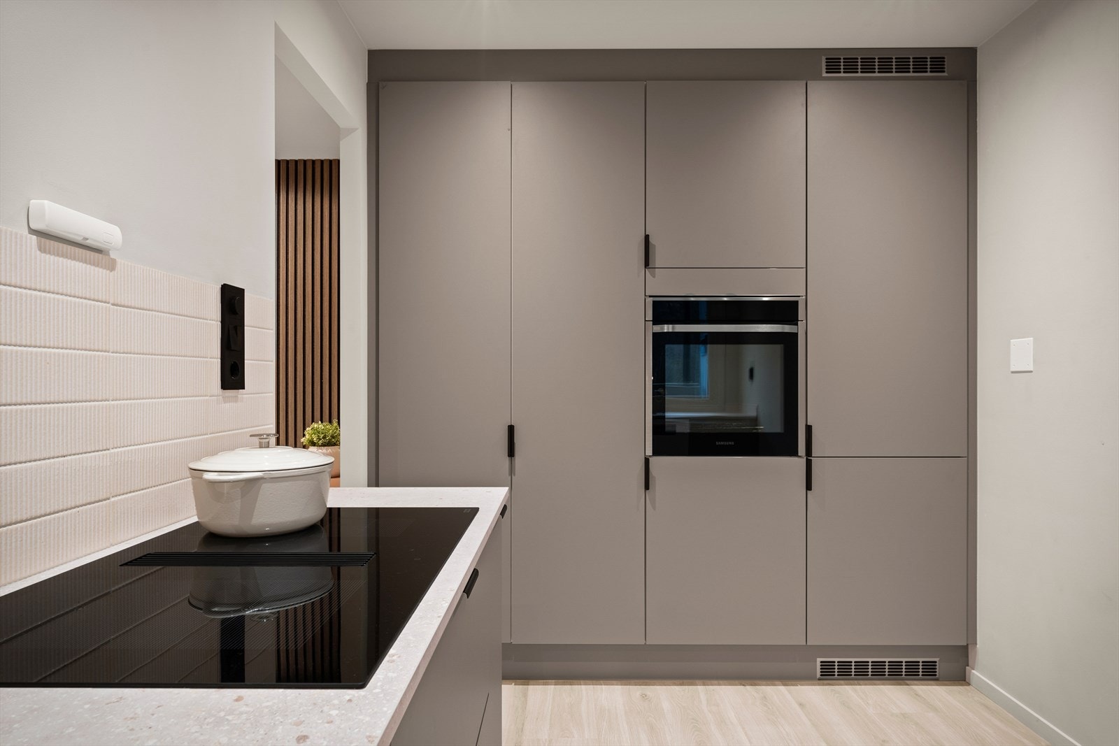 - Moderne kjøkken med slette fronter, laminat benkeplate og nedfelt vask - Galleribilde