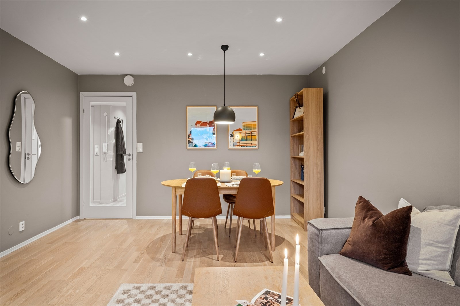 - Leiligheten har sentralvarme som bidrar til å holde en jevn varme i hele leiligheten - Galleribilde