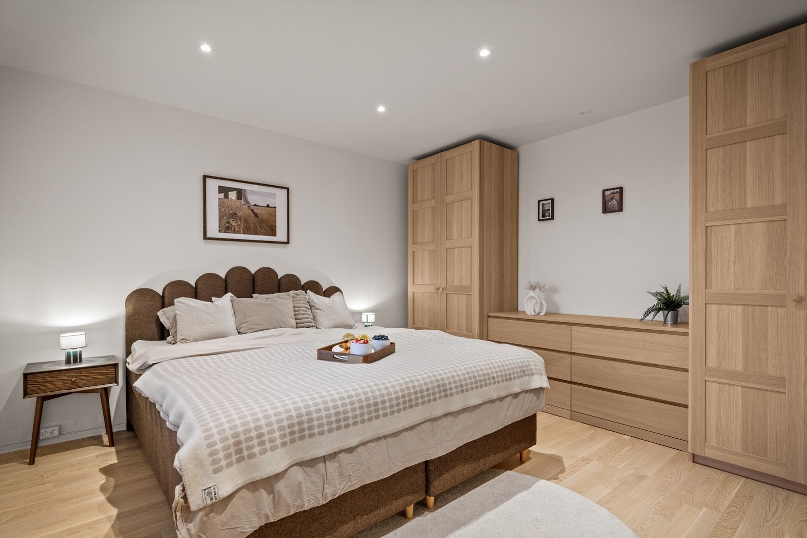 - Her er det god plass til dobbeltseng, garderobe og ønsket møblement - Galleribilde