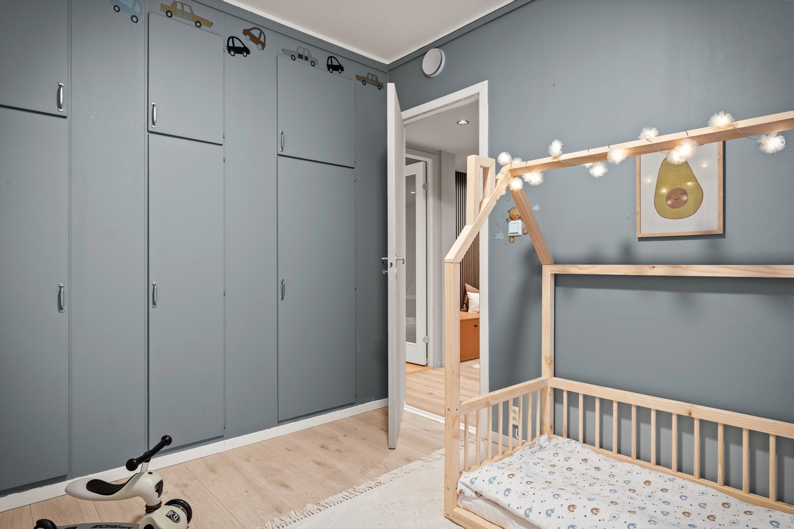 - Innebygde skap som maksimerer veggplassen og frigjør mer plass til andre formål - Galleribilde