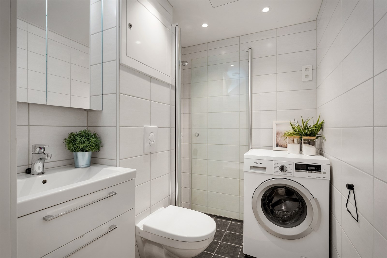 - Lyst helfliset bad på 2,8 m² med varmekabler i gulvet - Galleribilde