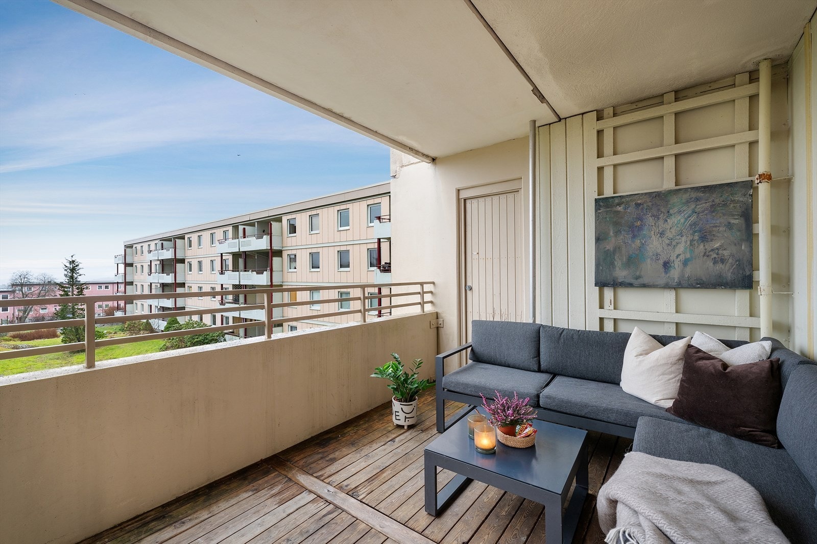 - Koselig overbygd balkong som gir større bruksmuligheter selv når det ikke er like fint vær - Galleribilde