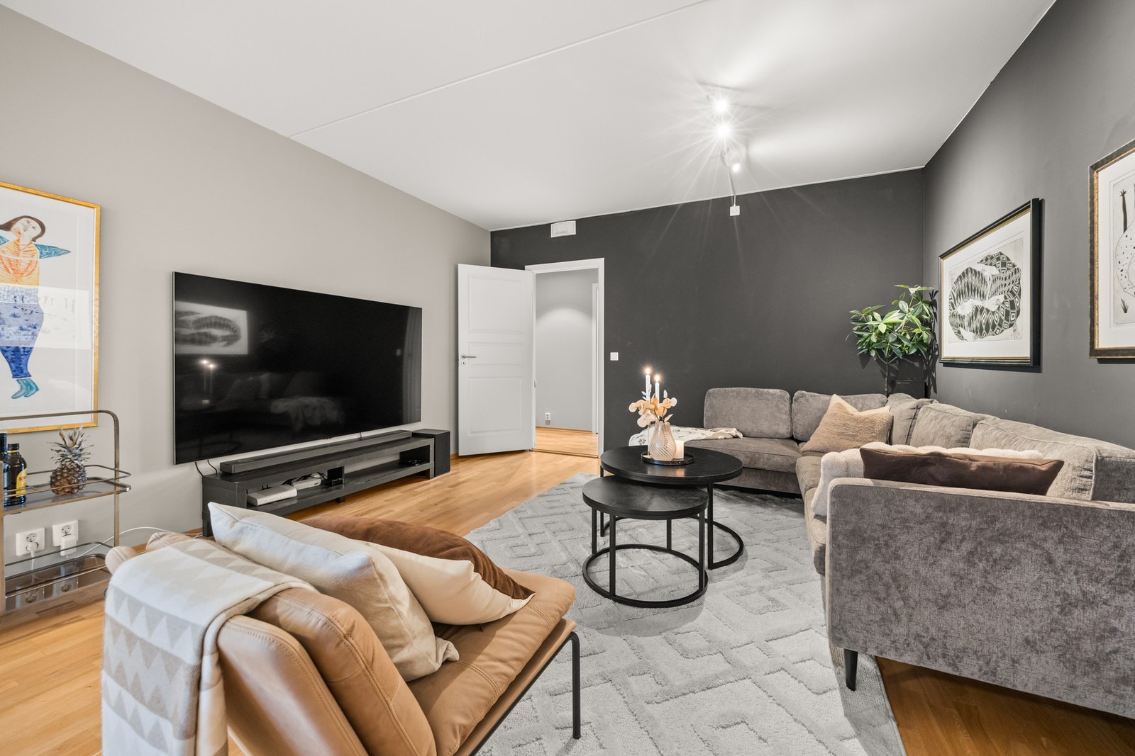 I stuen er det god plass til ulikt møblement Galleribilde