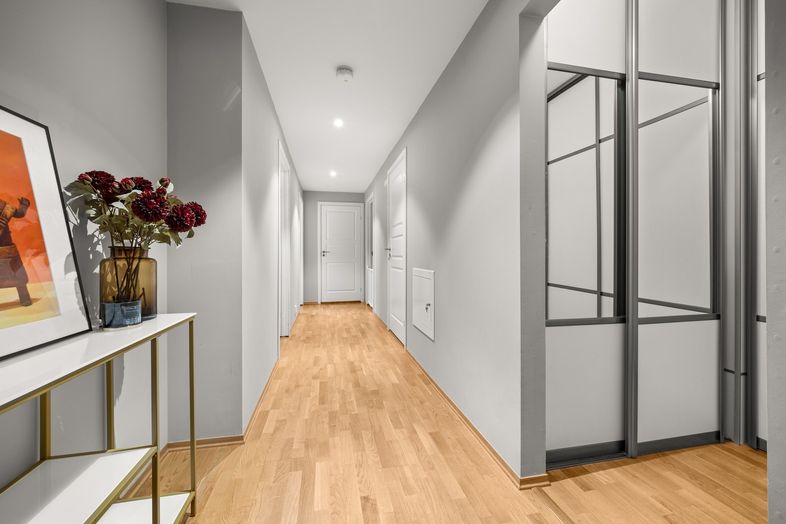 Leiligheten har en romslig entré med egen nisje med garderobeskap Galleribilde