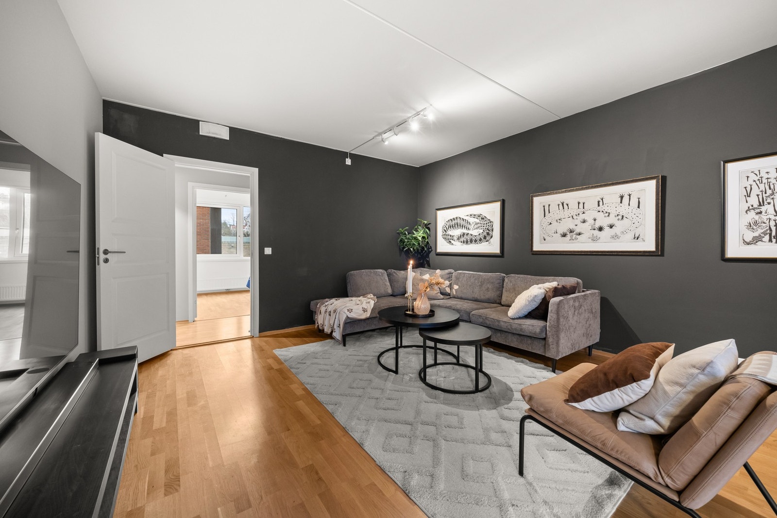 Boligen har en gjennomgående planløsning og oppleves som innbydende Galleribilde