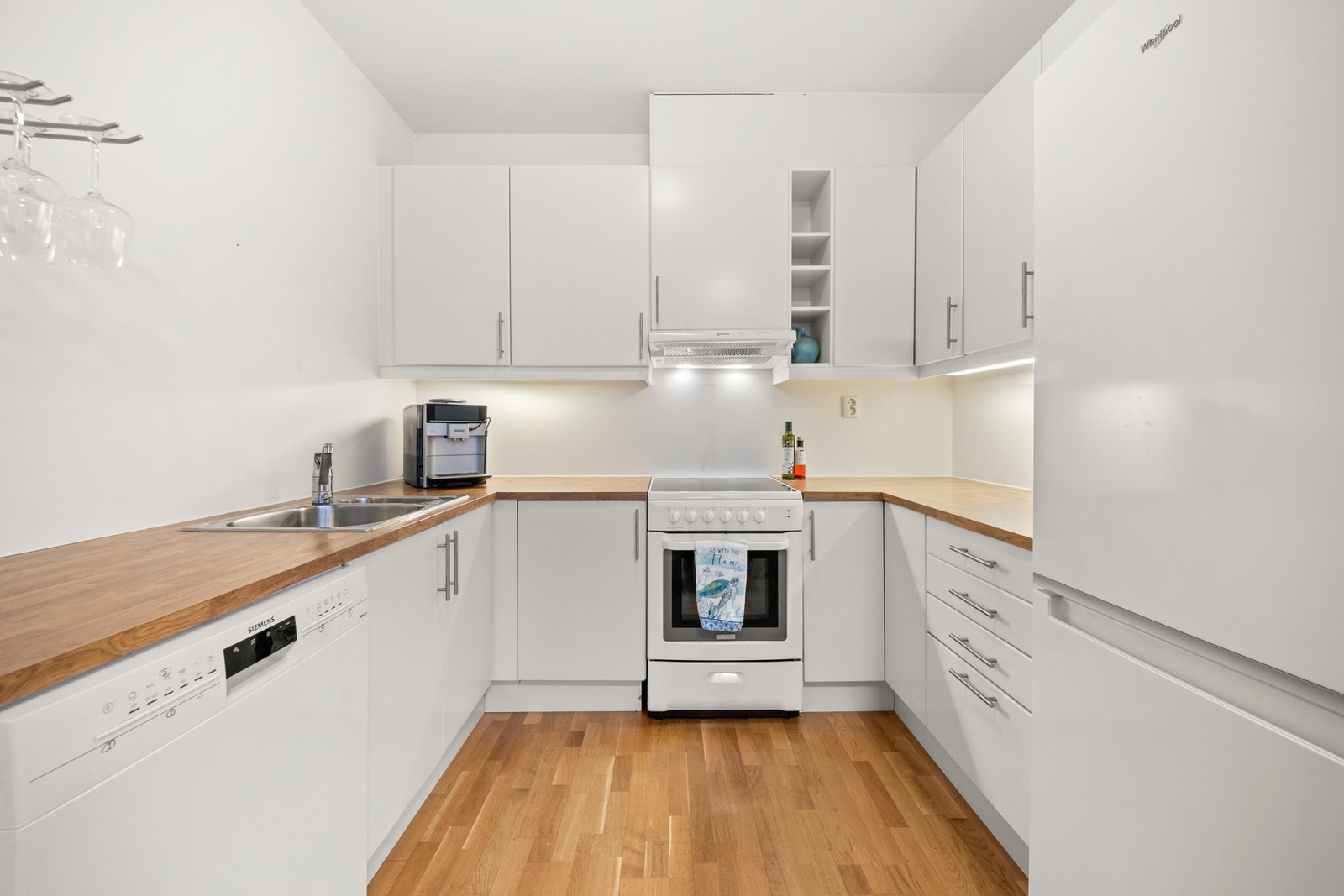 Kjøkkenet oppleves som både pent og innholdsrikt med mye skap- og benkplass. Galleribilde