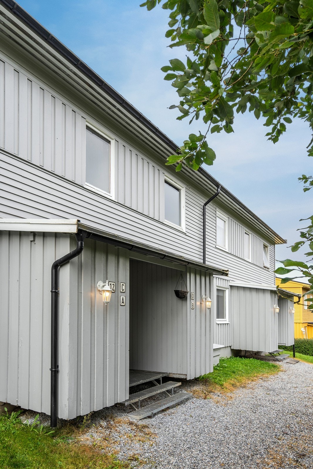 Inngangssiden - felles inngangsparti for 4 leiligheter i oppgangen. Galleribilde