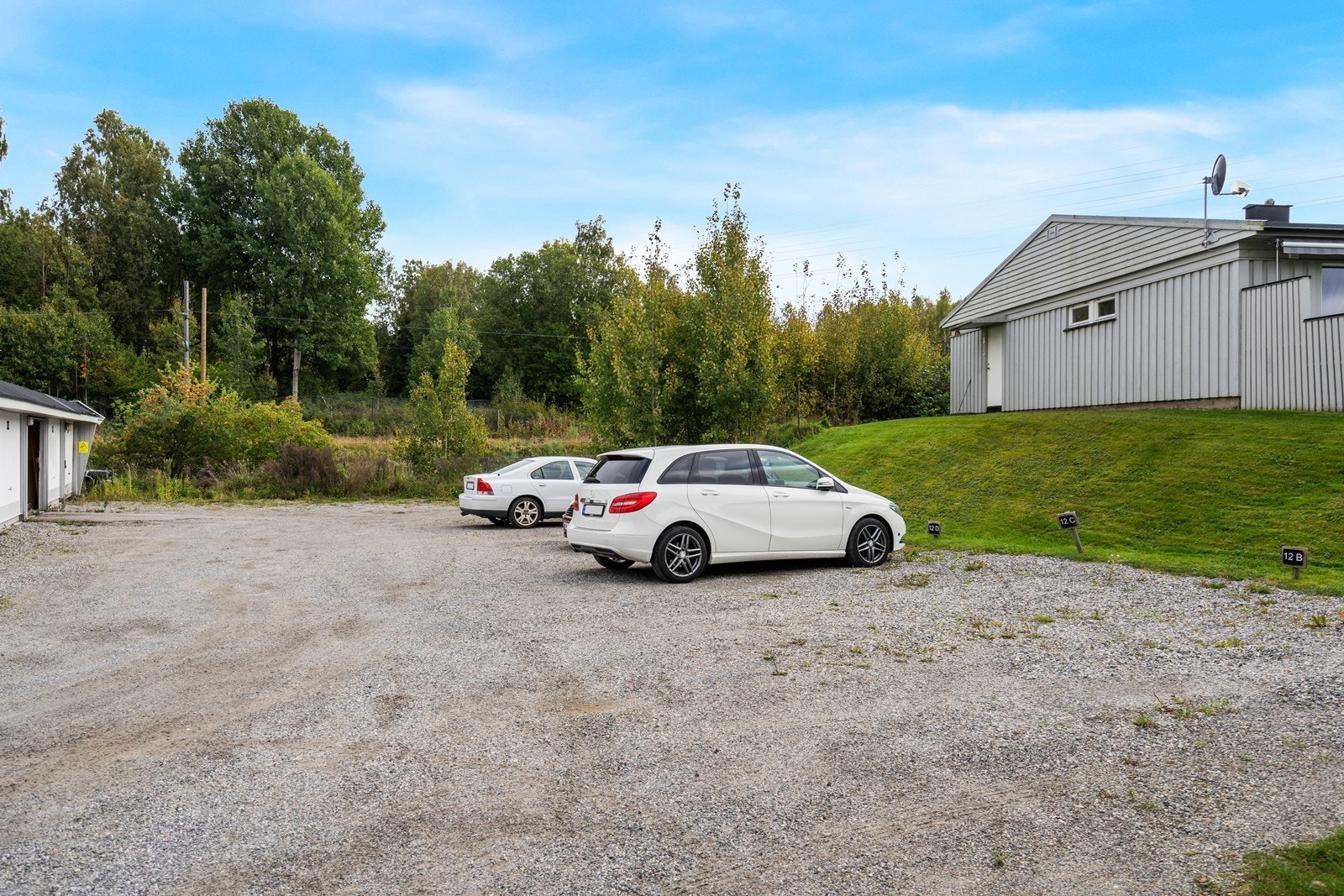 Stor felles parkeringsplass ikke langt fra boligen. Galleribilde