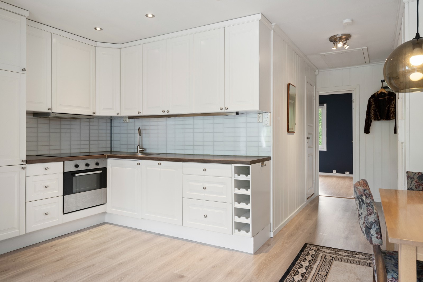 Velkommen til Kolleveien 12 d. Pent Ikea-kjøkken - nytt i 2012 - med integrerte hvitevarer. Galleribilde
