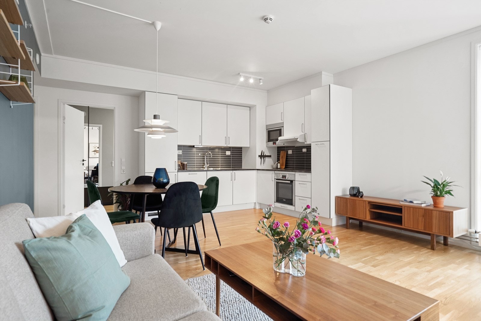 Leiligheten har en praktisk åpen stue- og kjøkkenløsning Galleribilde